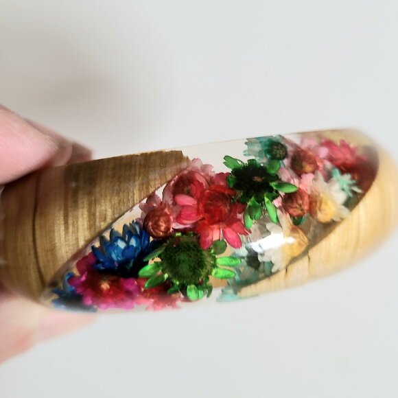 Lucite/celluloid chunky bangle with real dry flowers. - Picture 3 of 9